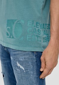 s.Oliver MIT GARMENT DYE - T-shirt print - petrol