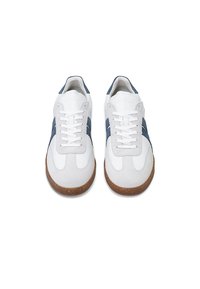 Λευκά και γκρι αθλητικά παπούτσια με λείο δερμάτινο επάνω μέρος, λεπτομέρειες σε ναυτικό μπλε, υφασμένο σουέτ, στρογγυλή μύτη και καφέ καουτσούκ σόλα.