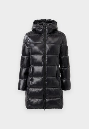 Melna pūkainā jaka ar kapuci, ar spīdīgu apdari, horizontāli izšūtām sekcijām, priekšējo rāvējslēdzēju un divām sānu kabatām.