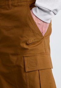 Nike Sportswear CLUB - Šortky - parachute beige