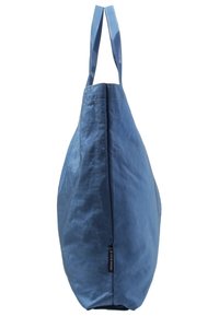 Niebieska torba na ramię o gładkim, błyszczącym wykończeniu i dwóch solidnych uchwytach. Posiada zwężający się kształt oraz subtelne przeszycia wzdłuż szwów.