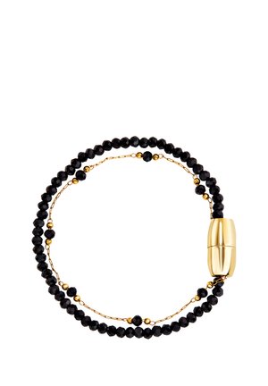 Sort perlearmbånd med facetterede perler og gyldne accenter, med en cylindrisk magnetisk lås og skiftende gyldne kædeled.