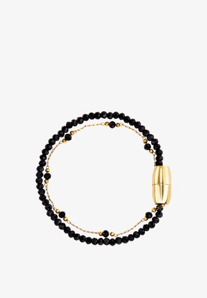Pulsera de cuentas negras con cuentas facetadas y acentos dorados, con un cierre magnético cilíndrico y eslabones de cadena dorada alternados.