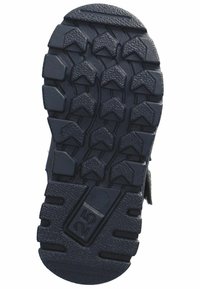Suela de zapato de goma negra con profundas huellas de tracción y patrones angulares. Presenta un logotipo circular y marcas de tamaño estampadas.