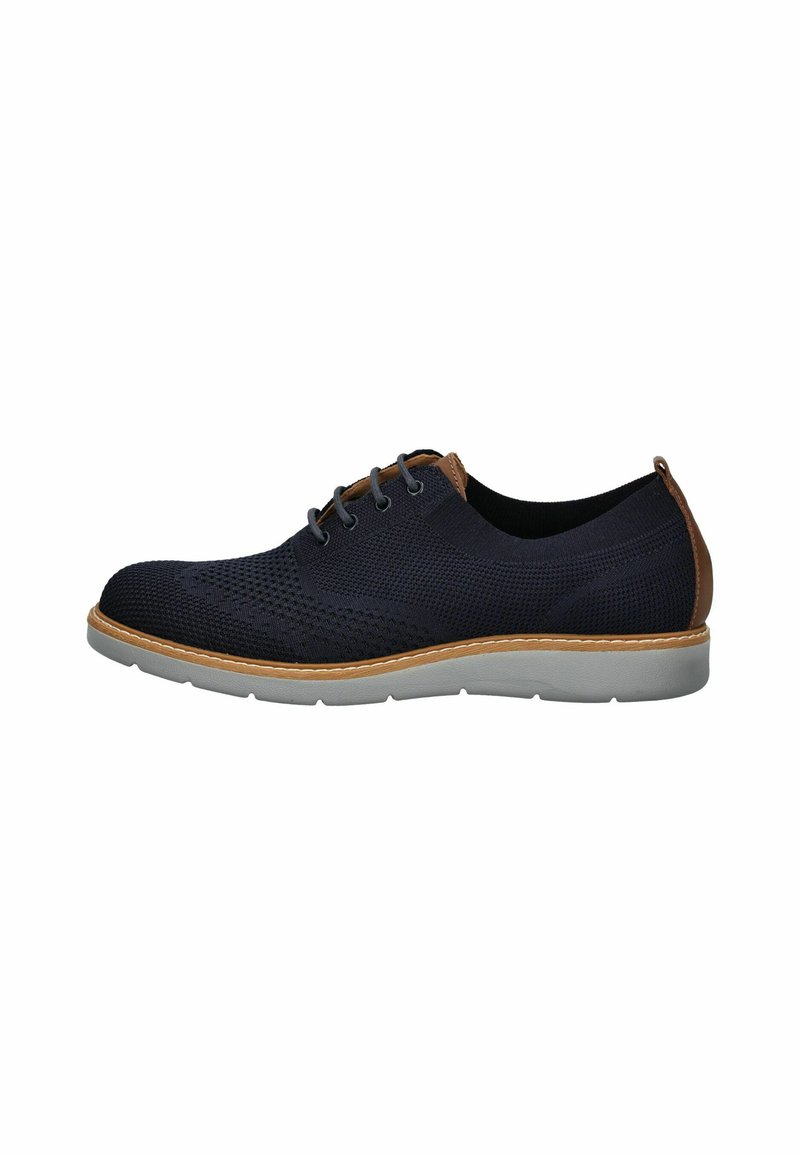 Scarpa in maglia blu navy con tomaia texturizzata, dettagli in pelle marrone sul tallone, lacci grigi e suola in gomma leggera grigia a contrasto.