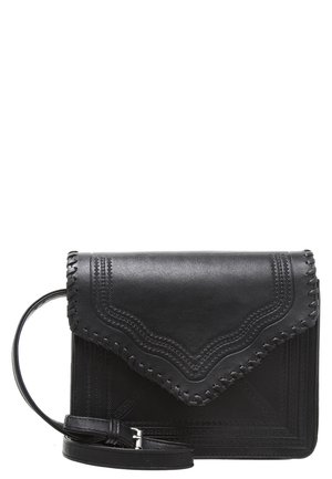 Sac bandoulière en cuir noir avec coutures décoratives et bordure à point de fouet, doté d'un rabat et d'une sangle ajustable.