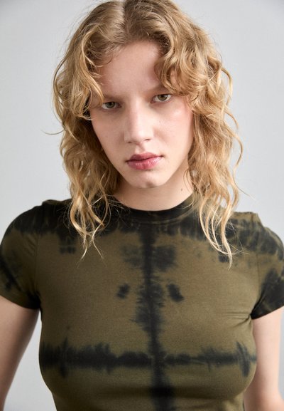 Proenza Schouler White Label BREWER IN GRID TIE DYE - T-shirts med print - khaki