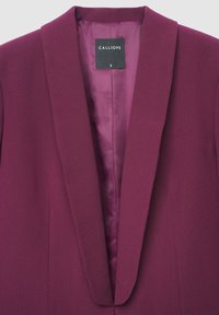 Blazer bordeaux avec col châle, texture lisse et doublure en satin. Étiquette indiquant "CALLIOPE", taille S. Design classique avec coupe ajustée.