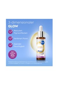 Die Flasche des NIVEA Luminous Skin Glow Serums hat ein klares Glasesign, einen Tropfer, ein gold-weißes Etikett und einen silbernen Deckel auf einem blauen Hintergrund.