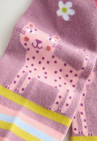 Rosa Socken mit einem Cartoon-Katzenmotiv, violetten Punkten, gestreiften Akzenten in Blau, Rosa und Gelb sowie einem weißen Blumendetail.