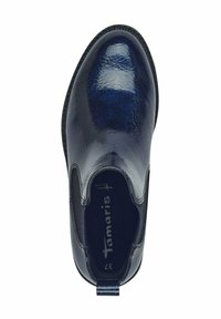 Bottine bleu marine en cuir verni brillant, avec panneaux latéraux élastiques et une languette au talon. Semelle intérieure siglée.