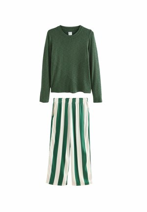 Grünes geripptes Langarmshirt mit Rundhalsausschnitt, kombiniert mit grünen und weißen gestreiften weiten Hosen, die einen elastischen Bund und Taschen haben.