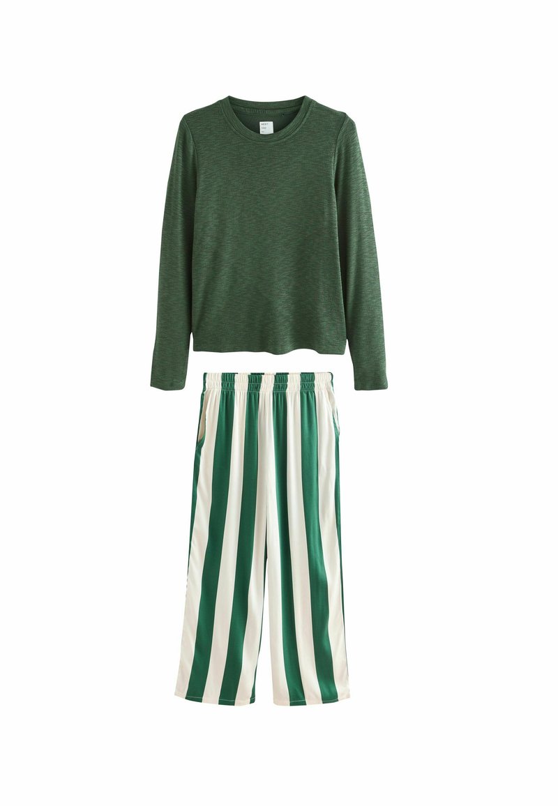 Grünes geripptes Langarmshirt mit Rundhalsausschnitt, kombiniert mit grünen und weißen gestreiften weiten Hosen, die einen elastischen Bund und Taschen haben.