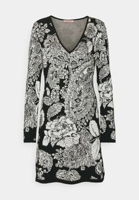 Zwarte jurk met een v-hals en lange mouwen. Kenmerkt zich door een gedetailleerd wit bloemen- en paisleypatroon door het hele kledingstuk. Gemaakt van een textuurstof.