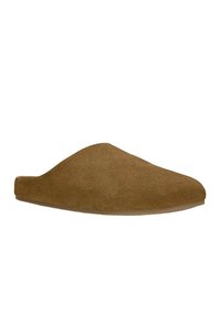 Pantofole in camoscio marrone, senza lacci, con punta chiusa e retro aperto, suola piatta, progettate per il comfort indoor.
