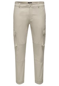 Beige cargobroek met een slim fit, gemaakt van lichtgewicht stof. Voorzien van zijzakken, een knoopsluiting en taps toelopende boorden.