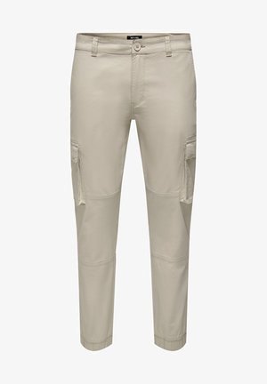 Pantalones cargo beige con un ajuste Slim, fabricados en un tejido ligero. Presentan bolsillos laterales, cierre de botón y puños ajustados.