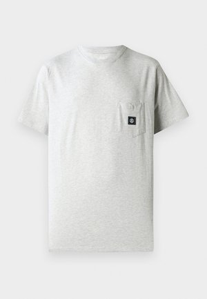 T-shirt da uomo in cotone grigio con collo rotondo, maniche corte e taschino sul petto sinistro con un piccolo patch nero.