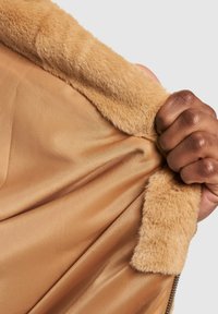 Karl Kani METAL SIGNATURE OS FUR FULL ZIP - Fleecejacka - sand