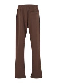 Pruunid elastse vöökohaga püksid, millel on tagumine tasku ja sirge sääre lõige, kujutatud valgel taustal tagantvaates.