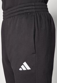 Unselected, black
