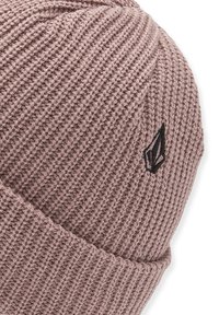 Strickmütze in weichem, staubigem Pink mit strukturiertem Rippenmuster. Verfügt über einen schwarzen Logo-Akzent an der Seite.