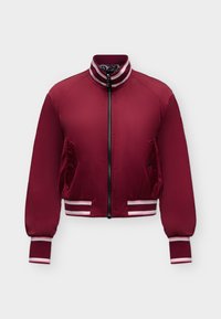 Veste bomber bordeaux avec fermeture éclair frontale, poignets et ourlet côtelés avec des rayures blanches, et poches latérales zippées, présentée sur fond blanc.