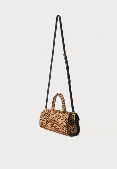 Sac à main rectangulaire avec imprimé léopard noir et beige, bandoulière noire ajustable et poignée assortie à motif léopard.