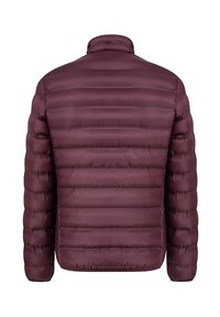 Bordowa kurtka puchowa z poziomym pikowaniem, wysokim kołnierzem i gładką, błyszczącą teksturą. Lekka i zaprojektowana dla ciepła.