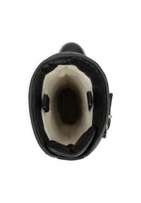 Zwarte leren tas met een zachte beige voering, ronde vorm, opening aan de bovenkant en minimale hardware, met een gladde buitenkant.