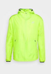 Veste néon verte avec une fermeture éclair à l'avant, une capuche et des accents noirs. Matériau léger avec une texture lisse. Comprend des poches latérales.