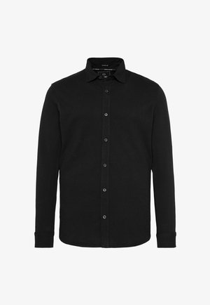 Camisa negra de manga larga hecha de tejido suave, con una parte delantera abotonada, cuello y puños con un solo botón. Diseño sencillo sin patrones.