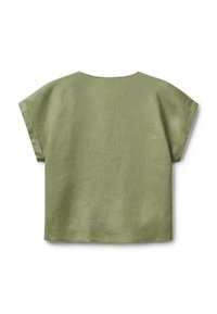 Top in lino verde oliva con forma quadrata, spalle scese e scollatura arrotondata. La texture è liscia e leggermente stropicciata.