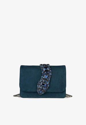 Sluiting van teal suède clutch met juweelaccent, voorzien van een golvend ontwerp met blauwe en zwarte stenen, zilveren kettingband en magnetische sluiting.