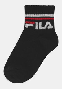 Calza nera a caviglia con bordo a costine, caratterizzata da strisce orizzontali bianche e rosse e logo "FILA" in testo bianco lavorato sul davanti.
