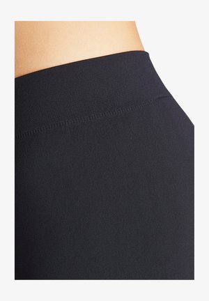 Czarne legginsy sportowe wykonane z gładkiej, elastycznej tkaniny z szerokim, bezszwowym paskiem w talii. Materiał ma matową teksturę z delikatnym połyskiem.