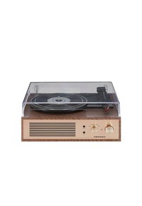 Mesa giratoria con acabado en madera, tapa de polvo transparente, disco de vinilo negro, perillas doradas y rejilla de altavoz en la parte frontal. Diseño compacto.