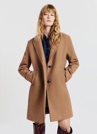Cappotto in misto lana marrone con rever a punta, due tasche frontali e tre bottoni, caratterizzato da una texture liscia e una silhouette sagomata.