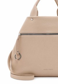 Sac à main en cuir beige avec une surface texturée, comportant une poche zippée, des éléments en métal argenté et une bandoulière ajustable.