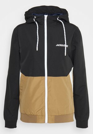 Chaqueta con capucha de cremallera en negro y marrón claro con cordones blancos y el logo "JACK & JONES" en el pecho.