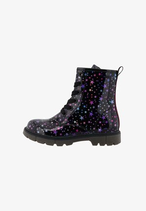 Botas de tobillo de goma negra con un acabado brillante, que presentan un patrón de estrellas multicolores en rosa, púrpura y azul, y una suela texturizada.