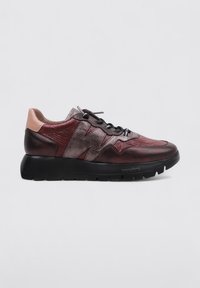 Sneakers in pelle bordeaux con tomaia testurizzata, un accento rosa vicino al tallone, suola nera e design con lacci che presenta una striscia grande e due più piccole.