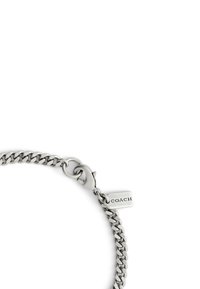 Silverfärgad metallarmband med en kraftig kedjedesign, en kräftklov och en liten tagg graverad med "COACH."