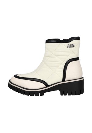 Bota de tobillo blanca acolchada con detalles en cuero negro, que cuenta con una suela negra robusta y un logotipo en el costado. Material texturizado con un diseño único.