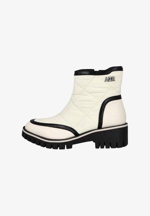 Bota de tobillo blanca acolchada con detalles en cuero negro, que cuenta con una suela negra robusta y un logotipo en el costado. Material texturizado con un diseño único.