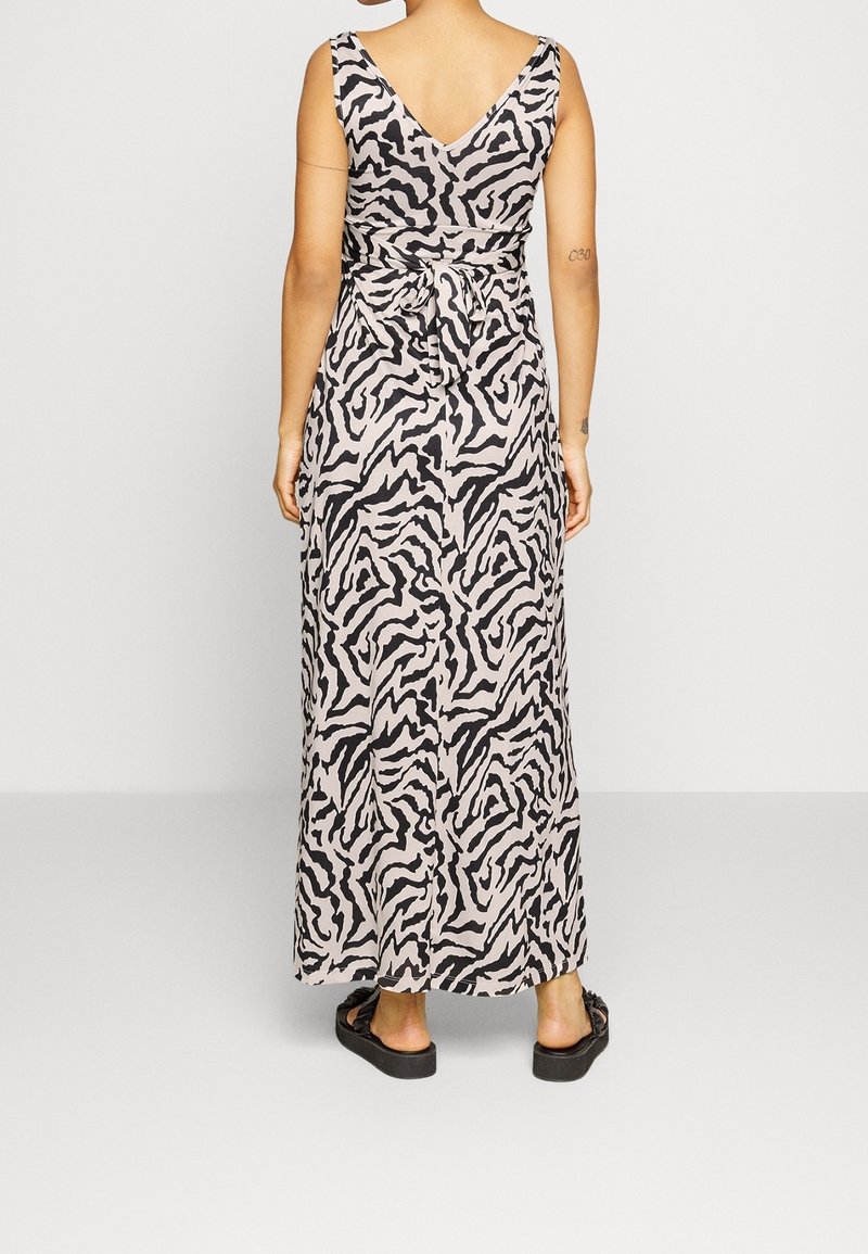Maxi šaty z lehkého materiálu s výstřihem do V a zvířecím potiskem v černé a béžové; mají detail vázání v pase a volný splývavý střih.