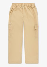 Beige cargo bukser med snor i taljen, to sidelommer og en glat tekstur. Har branding på venstre lomme.