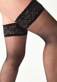 Zwarte dikke bovenkousen met een delicate bloemenkant bovenband, doorschijnende textuur en een gladde afwerking op het been.