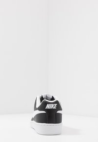 Nike Sportswear COURT ROYALE - Obuwie deskorolkowe