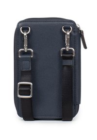 Pochette in pelle navale con hardware in argento, dotata di due cinturini removibili e chiusura con zip. Texture liscia con forma rettangolare.